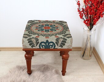 Bohemian Square Stool with Rug Motif, Ethnic Upholstered Pouf, Kilim Patterned Footrest, Elegant Ottoman Stool for Living Room or Entryway
