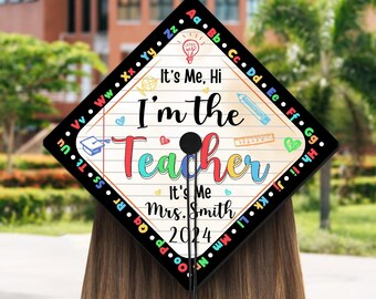 Hi It's Me I'm The Teacher Graduation Cap Topper, Vintage Custom Grad Cap, Personalized Graduation Decoration, Class of 2024 2025, Pedagogy