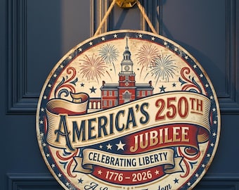Op de afbeelding: Ronde houten plaat met een patriottisch thema. De plaat toont de tekst "America's 250th Jubilee" met een banner "Celebrating Liberty 1776-2026". De plaat heeft een verweerde uitstraling met rode, witte en blauwe kleuren.