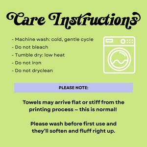 K&ouml;nnte beinhalten: Eine hellgr&uuml;ne Grafik mit den Worten "Care Instructions" in einer dekorativen Schriftart. Darunter sind Waschanweisungen aufgef&uuml;hrt, darunter Maschinenw&auml;sche kalt, nicht bleichen, Trockner bei niedriger Temperatur, nicht b&uuml;geln und nicht chemisch reinigen. Eine Waschmaschinen-Grafik ist ebenfalls enthalten.