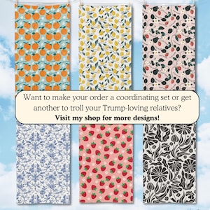 K&ouml;nnte beinhalten: Sechs gemusterte Handt&uuml;cher h&auml;ngen vor einem blauen Himmel. Die Handt&uuml;cher zeigen Designs von Orangen, Zitronen, Erdbeeren und floralen Mustern. Der Text auf dem Bild lautet: "M&ouml;chten Sie Ihre Bestellung zu einem passenden Set machen oder einen anderen bestellen, um Ihre Trump-liebenden Verwandten zu trollen? Besuchen Sie meinen Shop f&uuml;r weitere Designs!"