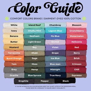 Puede incluir: Una gu&iacute;a de colores para camisetas de algod&oacute;n 100% te&ntilde;idas en prenda. La gu&iacute;a muestra 36 colores diferentes, incluyendo blanco, marfil, pl&aacute;tano, mantequilla, mostaza, terracota, naranja quemado, &ntilde;ame, gris, granito, grafito, pimienta, negro, arrecife de isla, menta polvorienta, espuma de mar, verde claro, bah&iacute;a, caqui, salvia, musgo, c&aacute;&ntilde;amo, abeto azul, chambray, azul laguna, azul flo, orqu&iacute;dea, violeta, uva, azul hielo, azul vaquero, medianoche, azul marino, flor, ar&aacute;ndano, sand&iacute;a, heliconia, rojo, baya, ladrillo, carmes&iacute;, chile y espresso.