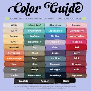 Pode incluir: Guia de cores mostrando uma variedade de cores de algod&atilde;o tingido em pe&ccedil;a. O guia apresenta um espectro de tons, de Branco e Marfim a Preto e Grafite, com nomes como Chambray, Blossom e Crimson. O texto diz "COMFORT COLORS BRAND | GARMENT-DYED 100% COTTON."