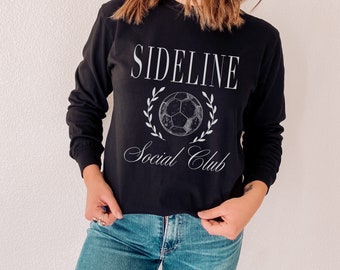 Camiseta de manga larga Sideline Social Club, camiseta de fútbol con colores cómodos, divertida camiseta de cuello redondo para mamás futboleras, regalo para mamás futboleras, camiseta unisex de manga larga