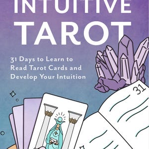 Puede incluir: Portada del libro "INTUITIVE TAROT" de Brigit Esselmont. La imagen muestra un fondo púrpura, una ilustración de cristal y cartas del tarot. El texto dice: "31 días para aprender a leer las cartas del tarot y desarrollar tu intuición."