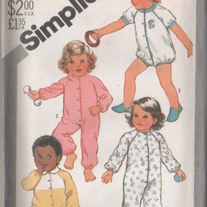 Könnte beinhalten: Simplicity Schnittmuster Nummer 5593 für Pyjamas in Kleinkindgröße. Das Schnittmuster umfasst vier verschiedene Stile: einen weißen Schlafanzug mit blauem Besatz, einen rosa Schlafanzug, einen weißen Schlafanzug mit Blumendruck und einen gelben und weißen Schlafanzug. Das Schnittmuster ist für die Größe 1 Kleinkind.