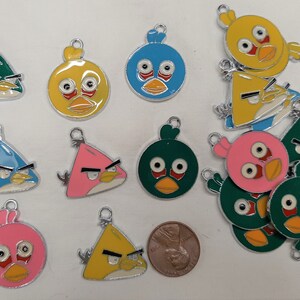 Lote de 22 abalorios colgantes plateados con personajes de dibujos animados de pájaros de colores y formas
