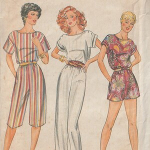 Peut inclure: Patron de couture Butterick vintage présentant trois tenues féminines. Les modèles incluent une combinaison rayée, une combinaison blanche et un short fleuri. Le patron porte le numéro 4301 et la taille 14.