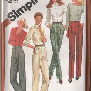 Könnte beinhalten: Simplicity Schnittmuster Nummer 5205 für Hosen. Das Schnittmuster enthält drei verschiedene Hosenstile: eine mit Karomuster, eine in einfarbiger roter Farbe und eine in einfarbiger cremefarbener Farbe. Das Schnittmuster ist für die Größen 16-30 und ist mit "Fuss Free Fit" gekennzeichnet.