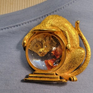 JJ Jonette Cat in the Fish Bowl Brooch, Large Gold Tone Mischievous Cat with his Head in the Fish Bowl Peering at Quizzical Gold Fish