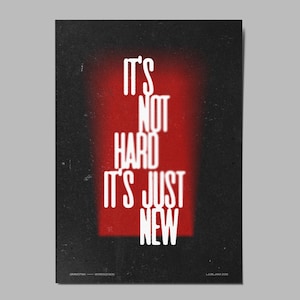 Könnte beinhalten: Ein rechteckiges Poster mit schwarzem, texturiertem Hintergrund und einem leuchtend roten vertikalen Rechteck in der Mitte. Der weiße Text lautet: IT'S NOT HARD IT'S JUST NEW. Kleiner Text unten lautet: GRAMOTNIK — WORDSDESIGN LJUBLJANA 2005.