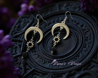 Zilverkleurige oorbellen met maansikkel en zwarte glaskraal – Celestial Jewellery