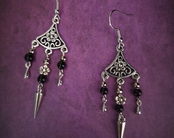 Boucles d'oreilles lustre gothique d'inspiration vintage avec une touche florale romantique