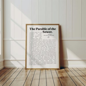 Puede incluir: Una impresión de arte de pared imprimible en blanco y negro con un marco blanco. La impresión presenta el texto "La parábola del sembrador" en negrita negra. El texto es de la Biblia, Mateo 13, y describe la parábola del sembrador.