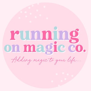 Puede incluir: Un gr&aacute;fico circular rosa con el texto "running on magic co." en letras coloridas y en negrita. Debajo, en una fuente de escritura, se lee "Adding magic to your life..." con peque&ntilde;os puntos blancos dispersos.