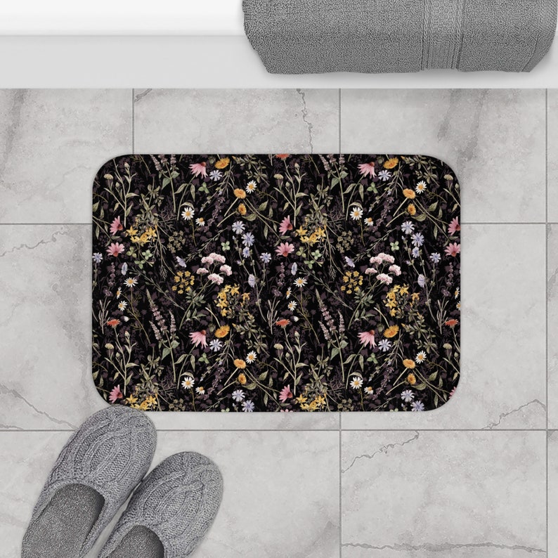 K&ouml;nnte beinhalten: Schwarze Badematte mit einem Blumenmuster mit verschiedenen bunten Blumen und Gr&uuml;n.