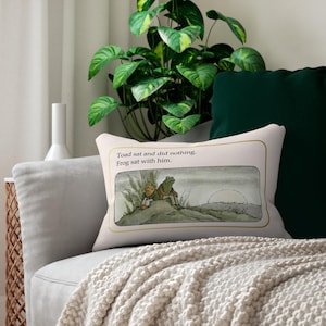 Frog and Toad Lumbar Pillow, Cottagecore Pillow, Bookish Pillow, Whimsical Decor, Classic Book Gift, Nostalgic Gift, Whimsy Frog Pillow afbeelding 4