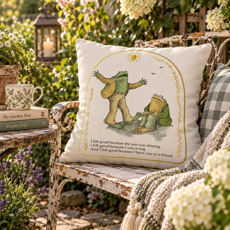 Cojín de exterior con diseño de rana y sapo / Cojín estilo cottagecore / Cojín de exterior con temática literaria / Decoración de patio original / Regalo clásico para amantes de los libros / Cojín impermeable imagen 2