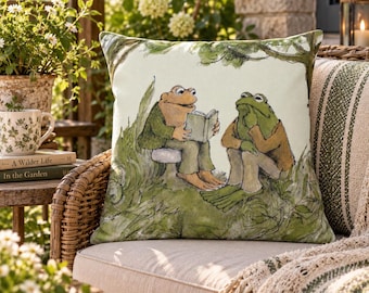 Cojín de exterior con diseño de rana y sapo / Cojín estilo cottagecore / Cojín de exterior con temática literaria / Decoración de patio original / Regalo clásico para amantes de los libros / Cojín impermeable