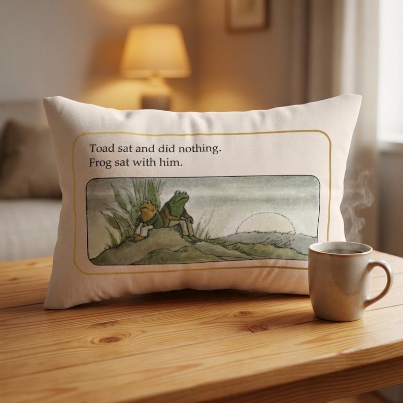 Frog and Toad Lumbar Pillow, Cottagecore Pillow, Bookish Pillow, Whimsical Decor, Classic Book Gift, Nostalgic Gift, Whimsy Frog Pillow afbeelding 1