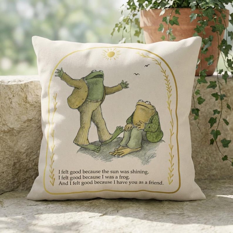 Cojín de exterior con diseño de rana y sapo / Cojín estilo cottagecore / Cojín de exterior con temática literaria / Decoración de patio original / Regalo clásico para amantes de los libros / Cojín impermeable imagen 3