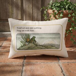Frog and Toad Lumbar Pillow, Cottagecore Pillow, Bookish Pillow, Whimsical Decor, Classic Book Gift, Nostalgic Gift, Whimsy Frog Pillow afbeelding 2