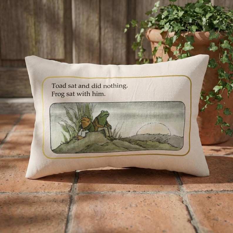 Frog and Toad Lumbar Pillow, Cottagecore Pillow, Bookish Pillow, Whimsical Decor, Classic Book Gift, Nostalgic Gift, Whimsy Frog Pillow afbeelding 2