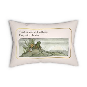 Frog and Toad Lumbar Pillow, Cottagecore Pillow, Bookish Pillow, Whimsical Decor, Classic Book Gift, Nostalgic Gift, Whimsy Frog Pillow afbeelding 5