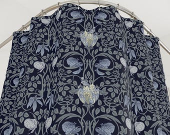 Puede incluir: Una cortina de ducha azul marino con un patrón repetitivo de flores y hojas estilizadas en tonos grises y blancos.