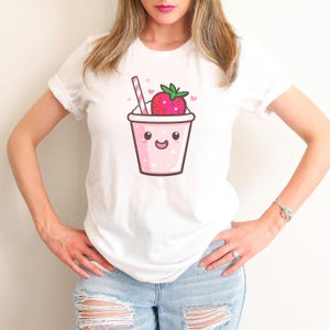 Camiseta de batido de fresa kawaii, algodón orgánico, diseño de fruta chibi, estética adorable, regalo para niñas, ropa rosa con gráficos, look veraniego.