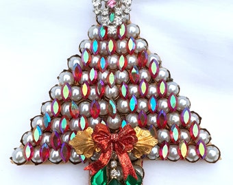La Heir rhinestones & faux pearls Christmas brooch, vintage