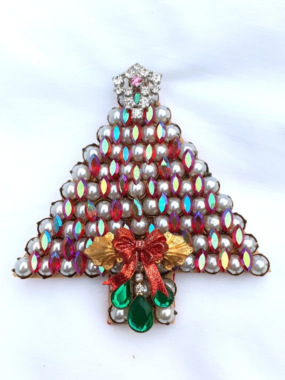 La Heir rhinestones & faux pearls Christmas brooch, vintage
