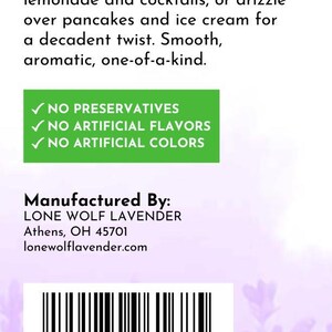 K&ouml;nnte beinhalten: Ein lila-wei&szlig;es Etikett mit dem Text "Blooming with Flavor!" und einer Beschreibung des Produkts. Das Etikett enth&auml;lt auch einen Barcode und den Text "Manufactured By: LONE WOLF LAVENDER Athens, OH 45701 lonewolflavender.com".