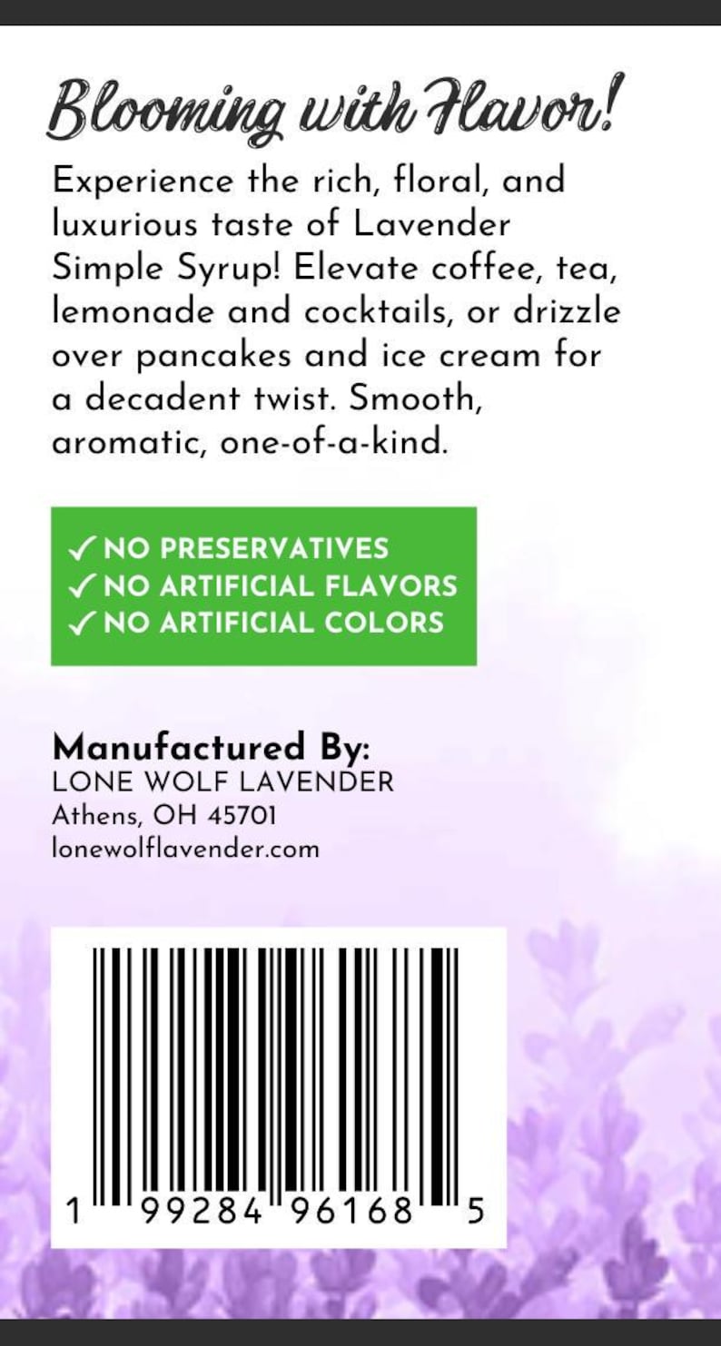 K&ouml;nnte beinhalten: Ein lila-wei&szlig;es Etikett mit dem Text "Blooming with Flavor!" und einer Beschreibung des Produkts. Das Etikett enth&auml;lt auch einen Barcode und den Text "Manufactured By: LONE WOLF LAVENDER Athens, OH 45701 lonewolflavender.com".