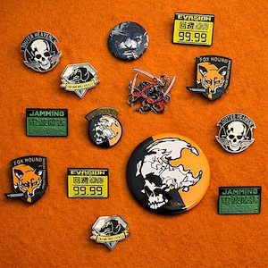 Puede incluir: Un juego de tres tazas de cerámica con un acabado moteado y mate. Las tazas son en tonos crema, gris claro y gris oscuro. Cada taza tiene un diseño simple y minimalista.