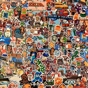 Może przedstawiać: Kolaż kolorowych, pikselowanych naklejek z postaciami i logo z klasycznych gier wideo. Naklejki zawierają obrazy z gier takich jak Zelda, Double Dragon i Mega Man, z r&oacute;żnorodnością kolor&oacute;w i wzor&oacute;w.