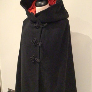 Vintage 70s hooded maxi cape Frank Russell for Mansfield England, black wool, red lining, frog fasteners, gorgeous