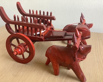 赤い木で作られた、カートを含む手作りの雄牛/牛の彫刻セット - Etsy 日本