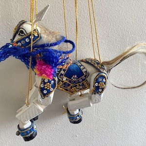 Marionnette traditionnelle birmane, éléphant rouge/cheval bleu.