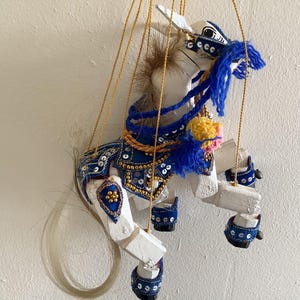 Marioneta tradicional birmana, figura de elefante rojo/caballo azul.