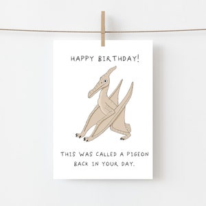 Divertente biglietto di auguri di buon compleanno con dinosauro – Questo era un piccione ai tuoi tempi – Biglietto di auguri umoristico per lui, lei, amici e famiglia – AJS STUDIOS