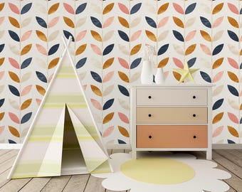 Puede incluir: Una tienda de campaña tipi blanca con rayas amarillas y blancas se encuentra en una habitación con una cómoda blanca de tres cajones. La cómoda tiene un esquema de color rosa claro, beige y naranja. Las paredes están cubiertas con un papel tapiz con un patrón repetitivo de hojas rosas, naranjas y azules.