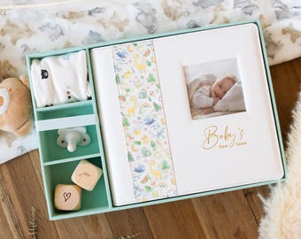 Babybuch | Ledergebundenes Erinnerungsbuch mit Erinnerungsbox und Meilenstein-Aufklebern für Jungen und Mädchen | Zeitlos schönes Baby Geschenk Set