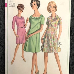 Può includere: Modello di cucito Simplicity vintage con tre modelli di abiti. Il modello include un abito rosa con cintura, un abito verde con scollatura quadrata e un abito con stampa floreale. Il modello è per la taglia 16 con un busto di 91 cm.