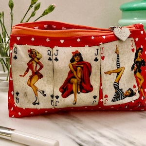 Fräulein Knospen Pin Ups Seide Schminktasche in rot Babygröße