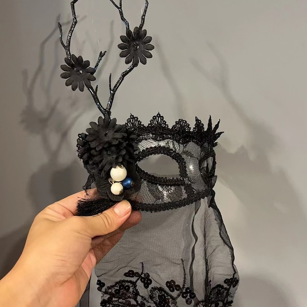 Handgemachte Zweige, Blumen, schwarze Masken, Netzmasken, maskierte Tänze, Halloween-Feiertagstreffen
