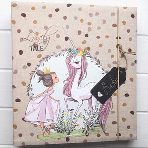 Álbum de fotos autoadhesivo para bebé niña / Libro de recuerdos personalizado para recién nacidas / Seguimiento del primer año con nombre / Seguimiento de hitos de crecimiento en tela