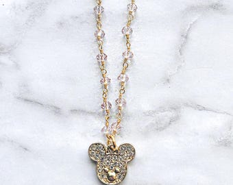 Colar com Pingente de Rato Dourado e Contas de Cristal | Delicado Colar com Pingente Rosa e Dourado | Joia Encantadora