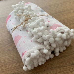 Personalisierte Hand bestickt Baby Swaddle Decke, Musselin Baby Mädchen Abdeckung mit Pom Pom, Neugeborenen Geschenk, Baby Shower Geschenk, Säugling Kinderwagen Abdeckung