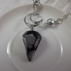 1 pezzo di pendolo a forma di luna in cristallo di ossidiana fiocco di neve - cristallo sfaccettato appuntito - luna in metallo argentato - pendolo a catena in argento da 9,5 pollici #PNDLM#1001